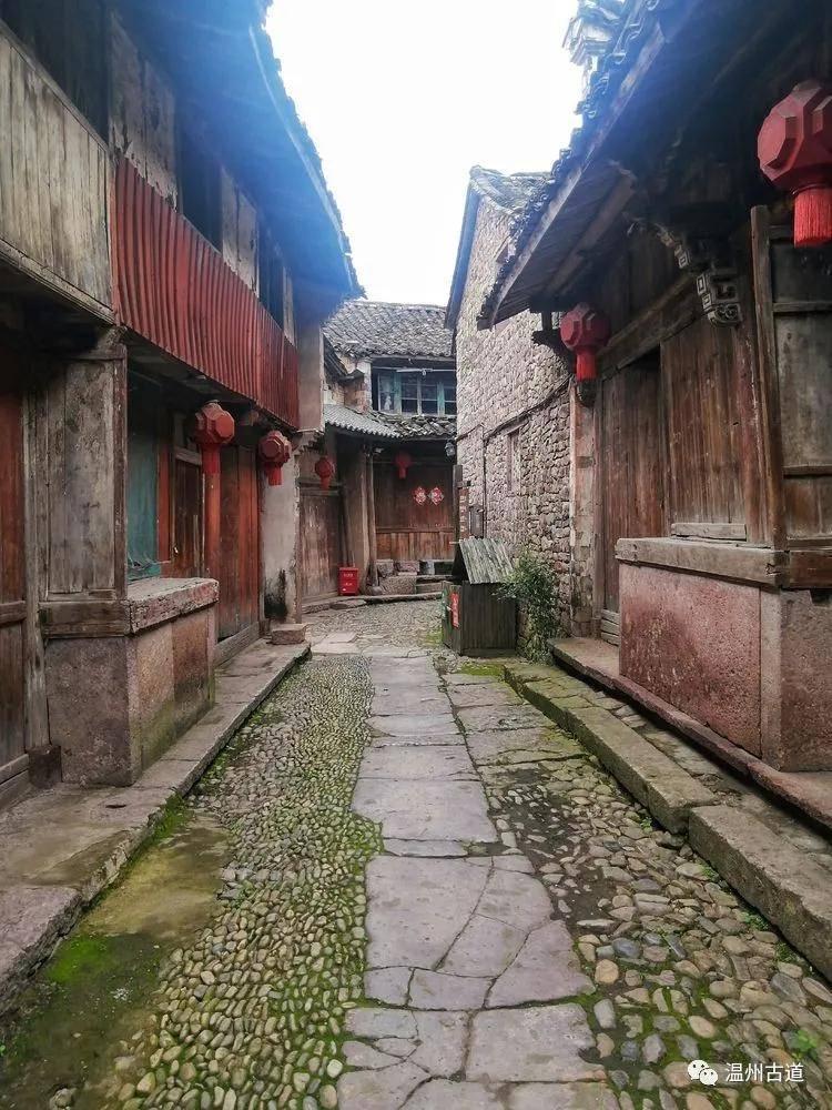 逃离诡异小镇