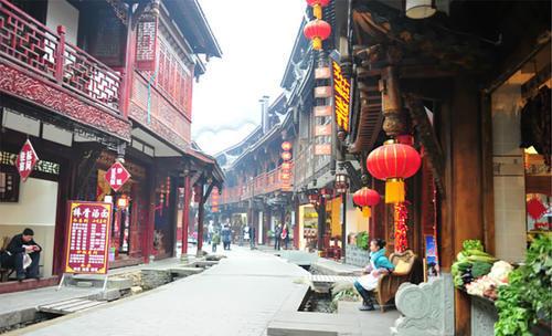 富洋烧烤店特别重大燃气爆炸事故相关责任人被严肃查处,公安机关对15名涉案人员立案侦查,纪检监察机关严肃问责66名公职人员